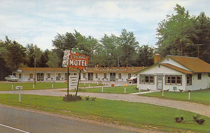 Paddlers Inn (Christmas Motel) - Old Postcard (newer photo)